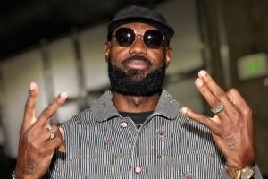 最长的河!NBA官推晒詹姆斯赛后比出23手势照:第23季正在进行中